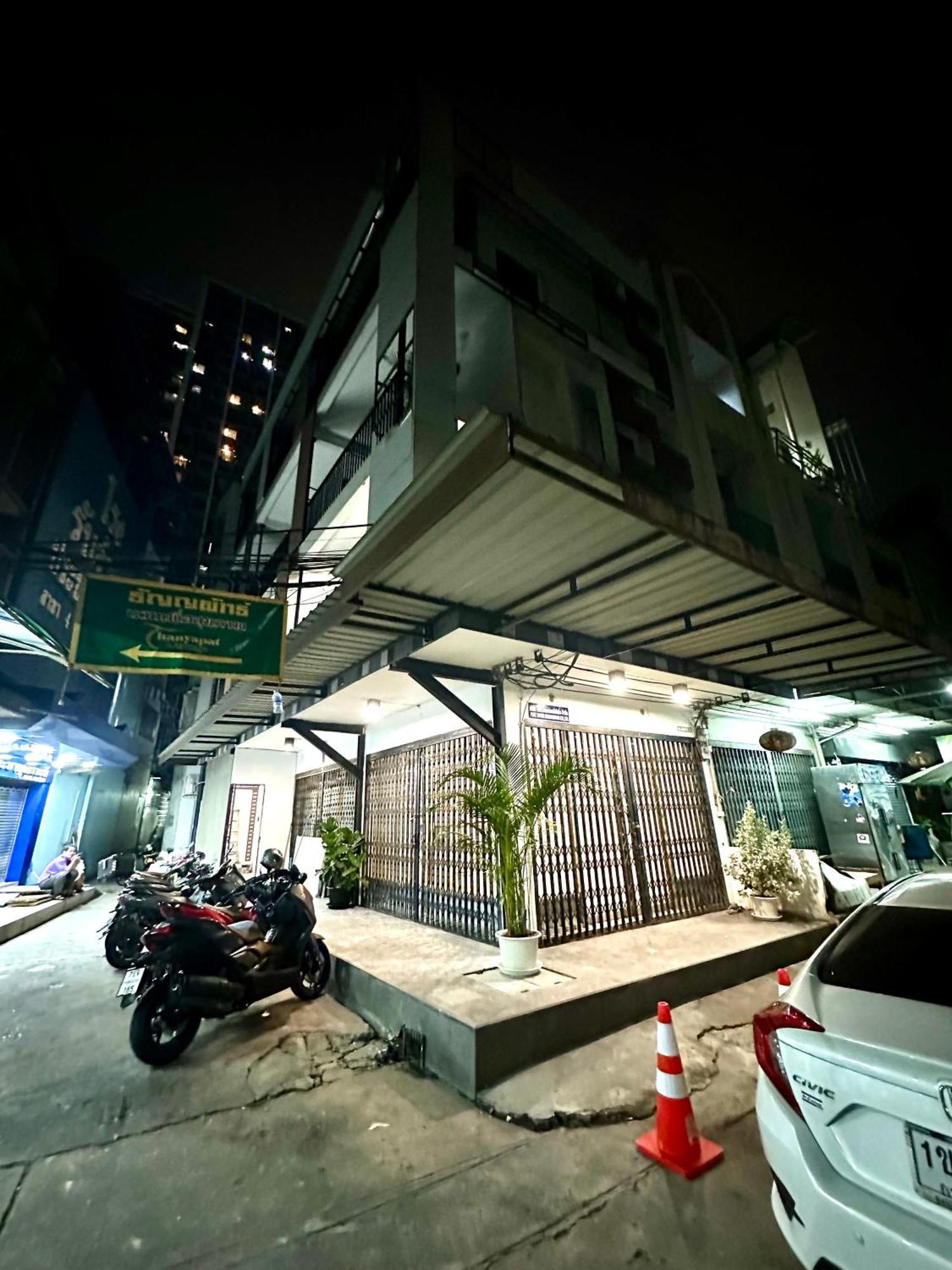 The White Den Chatuchak Bangkok Extérieur photo