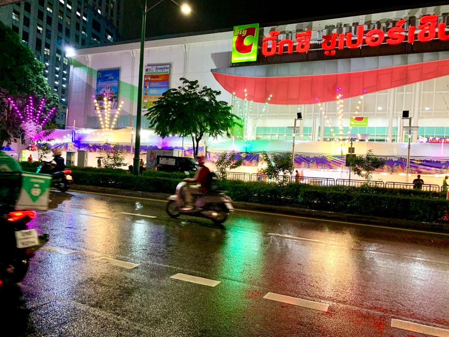 The White Den Chatuchak Bangkok Extérieur photo