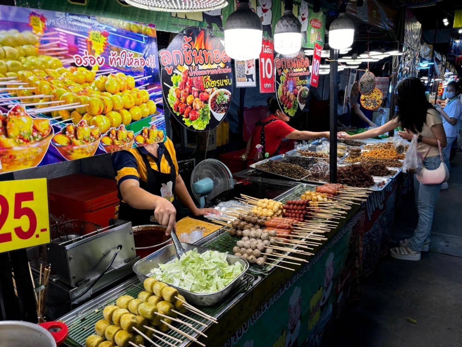 The White Den Chatuchak Bangkok Extérieur photo